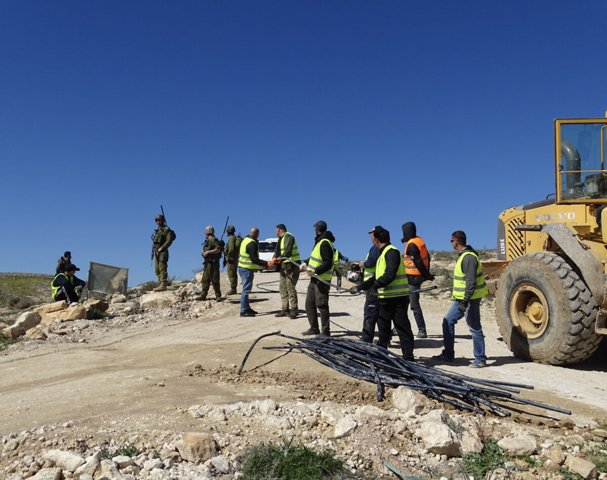 Israeli workers cut Palestinian water pipes in South Hebron Hills