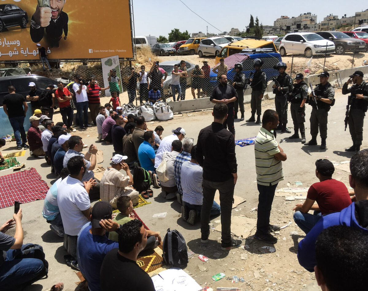 Queues at Qalandiya checkpoint on the last Friday in Ramadan