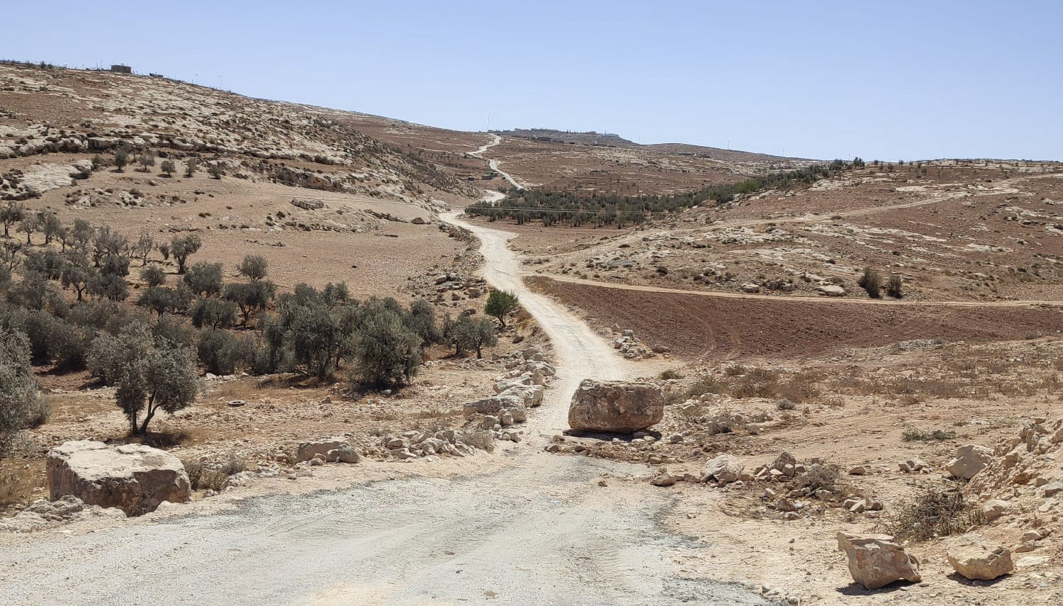 image_6483441-2 The large boulder blocking Has Jabareens road
